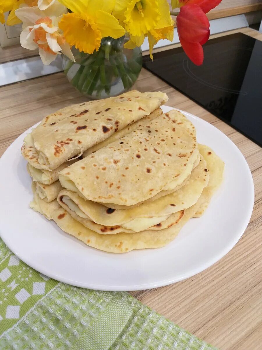 Татарский кыстыбый с картошкой рецепт. Татарское национальное блюдо кыстыбый. Татарская выпечка кыстыбый. Национальное блюдо татар кыстыбый. Башкирская кухня кыстыбый.