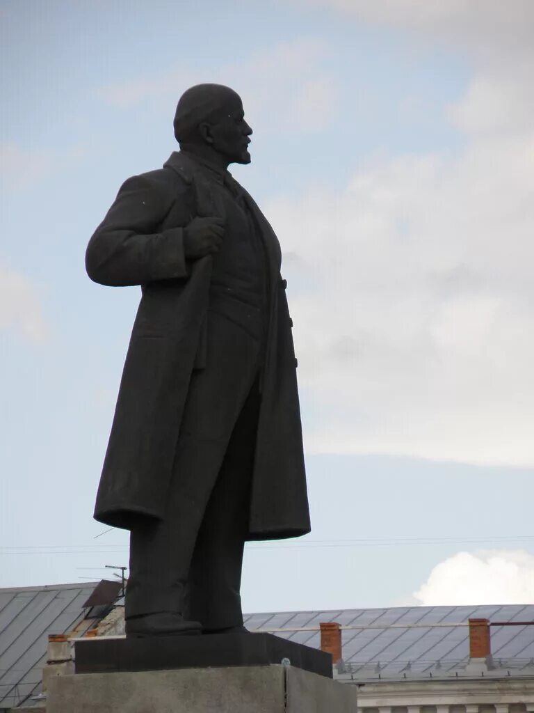 памятник в. статуи ленина город куртамыш 2022. и. памятник владимиру ильичу ленину курган. и.