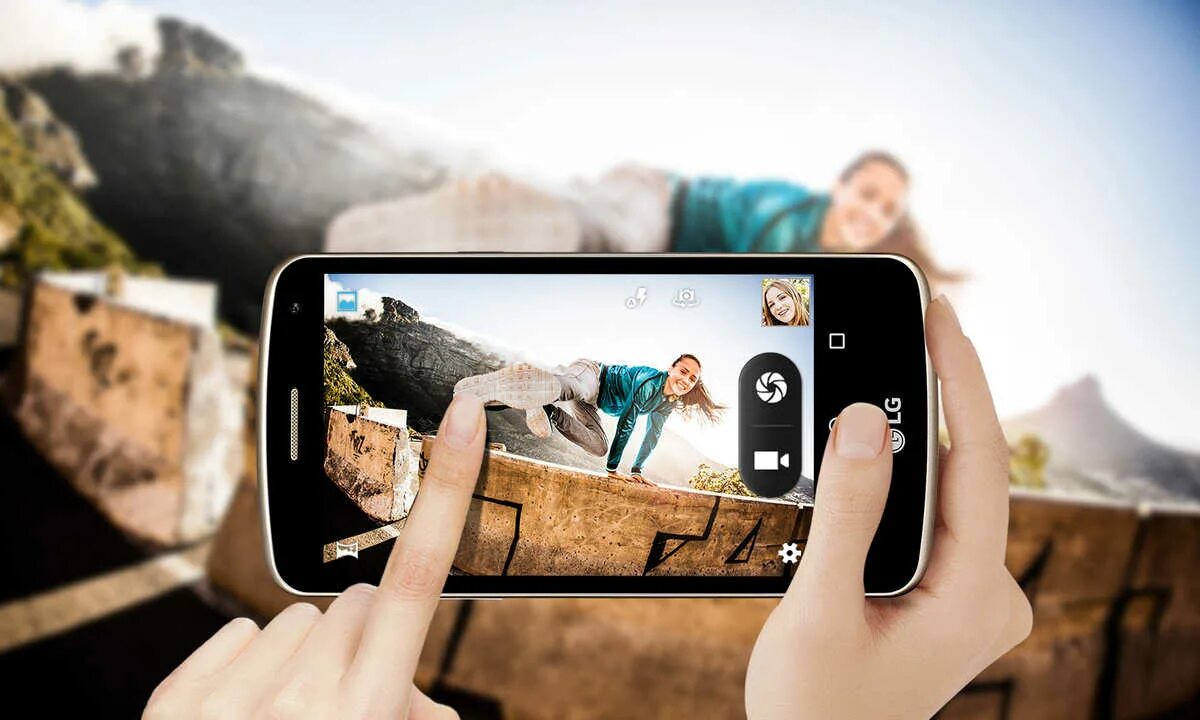 Фоткает на телефон. Гаджеты для видеографов. Фоткает смартфоном. Съемка на телефон. Камера связь человек черезтсмартфон.