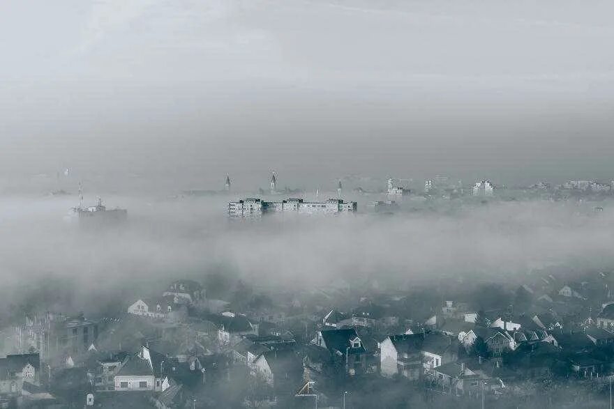 Вдруг навалился густой туман как будто стеной. Густой туман в городе. Туман над городом. Самый густой туман. Очень туманный город.