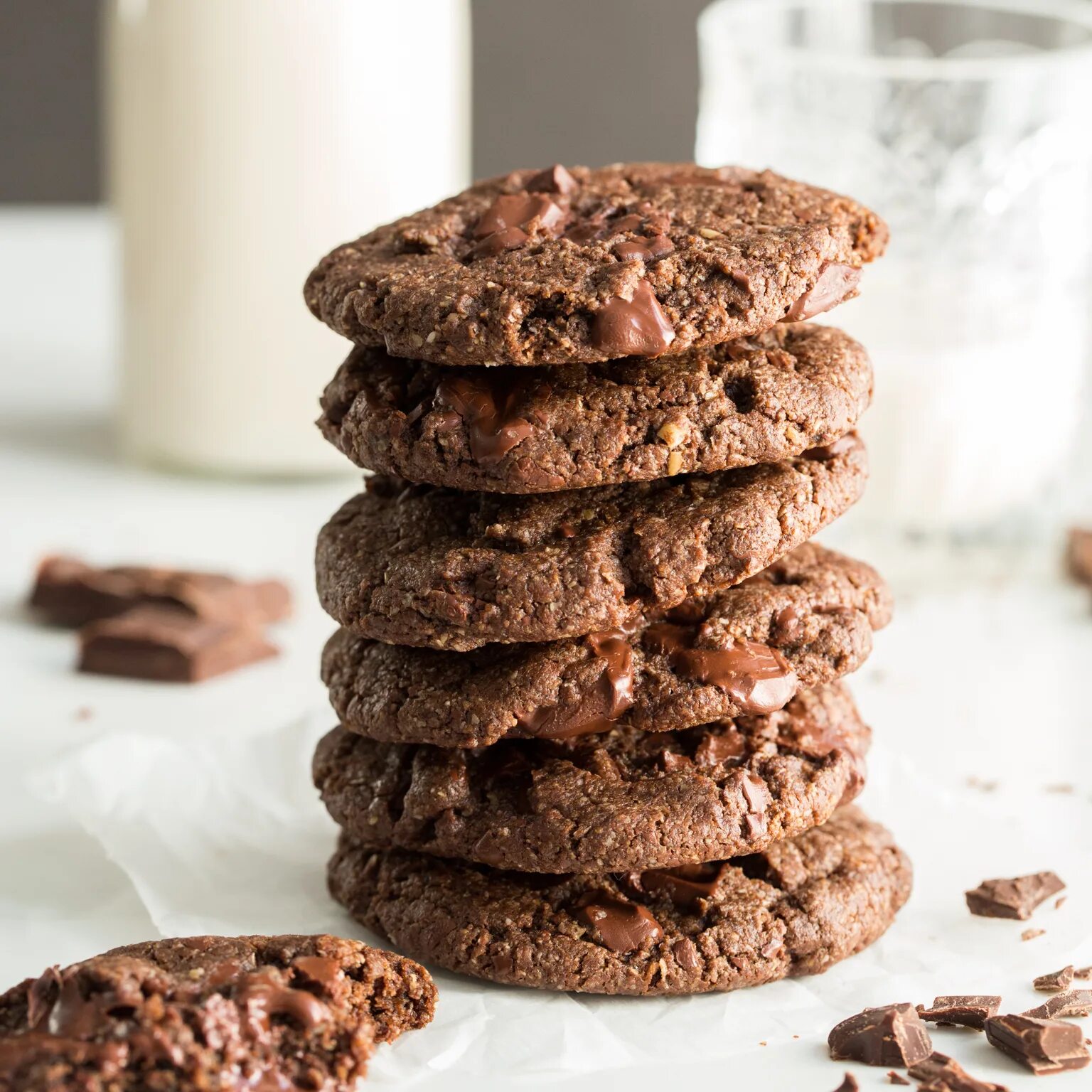 Печенье cookies с шоколадом. Кукис печенье шоколадное. Круглое шоколадное печенье. Овсяные печнь с шиколадом. Шоколадное овсяное печенье.