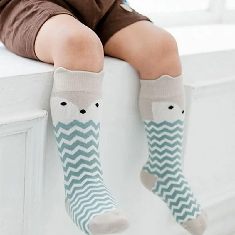 Мальчик в носочках. Носки детские Kids Socks. Kids Socks носки для новорожденных. Носки для новорожденных высокие. Гольфы детские.