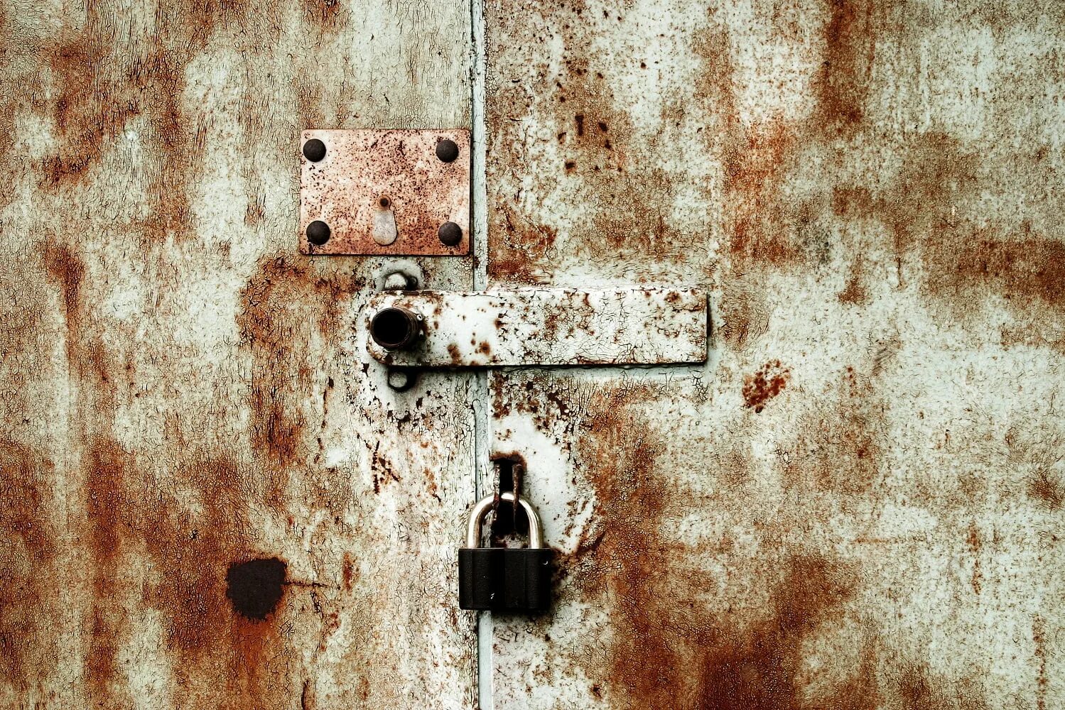 Locked rust. Замок на гараж старый ржавый. замок от гаража на земле на траве. rusty lock. заржавел замок от сырости как устранить.