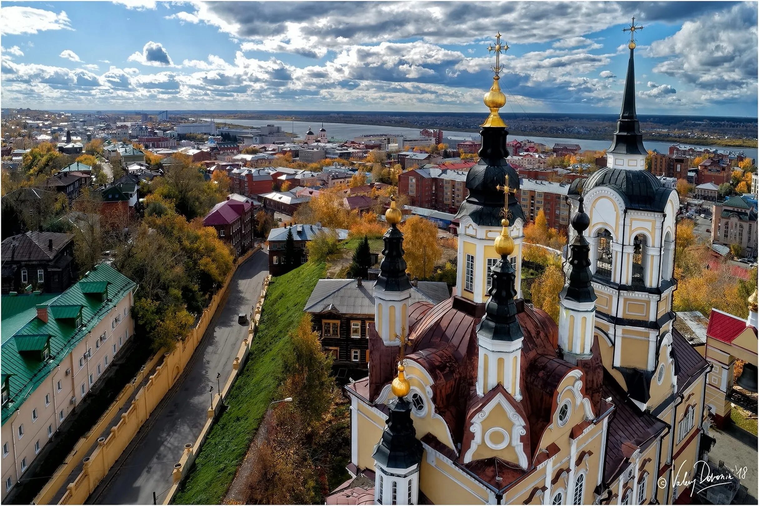 Томская область столица. Достромичательности Томска. Деревянный Воскресенский храм Томск. Томск улица Октябрьский Взвоз 10 Воскресенская Церковь. Достопримечательности г.Томск.