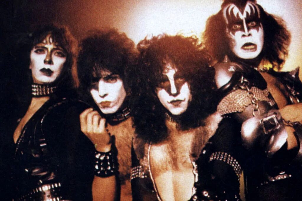 Calling dr love. Calling dr love. джин симмонс 2021. Kiss calling. Kiss calling.