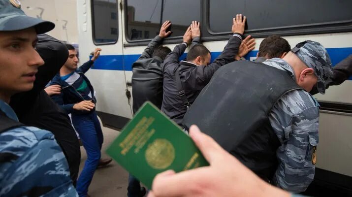 Мигрантов выгоняют из россии в 2024 году. Рейд мигрант в Москве 2023. Рейд мигрантов. Рейд по мигрантам в Москве. Мигранты преступники.