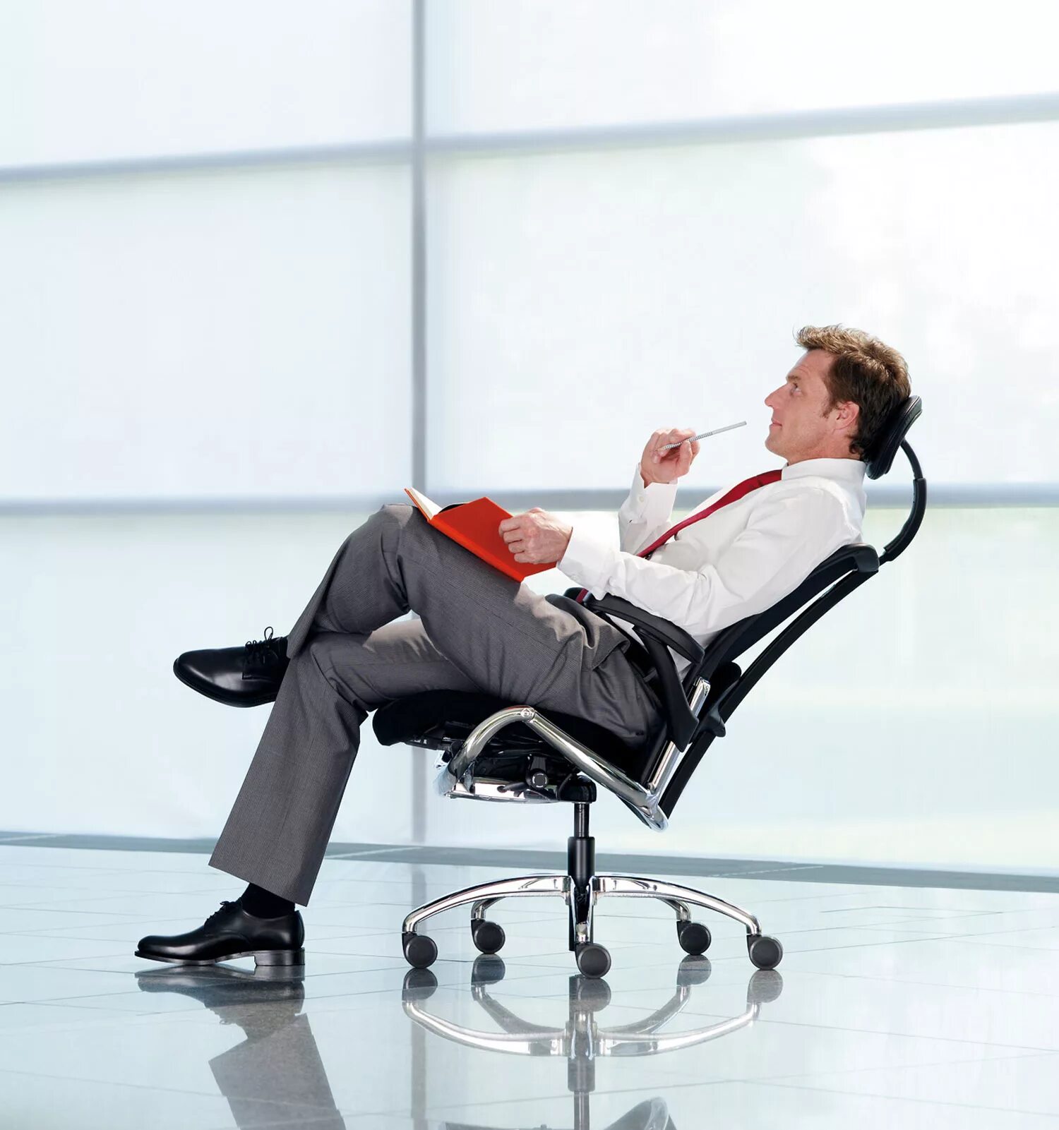 Мужчина в офисном кресле. Мужчина в офисе в кресле. Сидит в кресле. Кресло "офис".