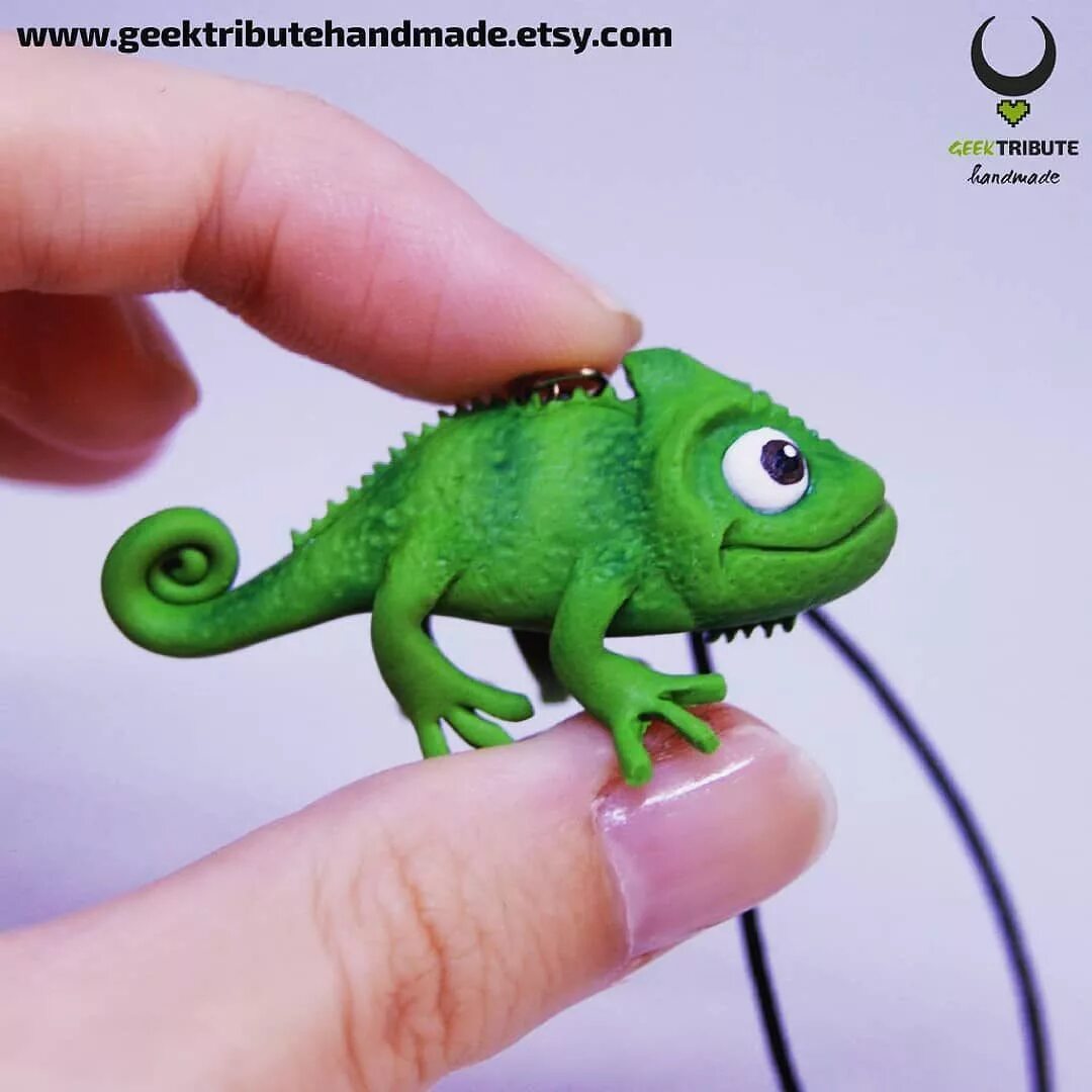 Как слепить хамелеона. Ящерка из полимерной глины. Хамелеон пластилин. Как слепить хамелеона. Лепка ящерица.