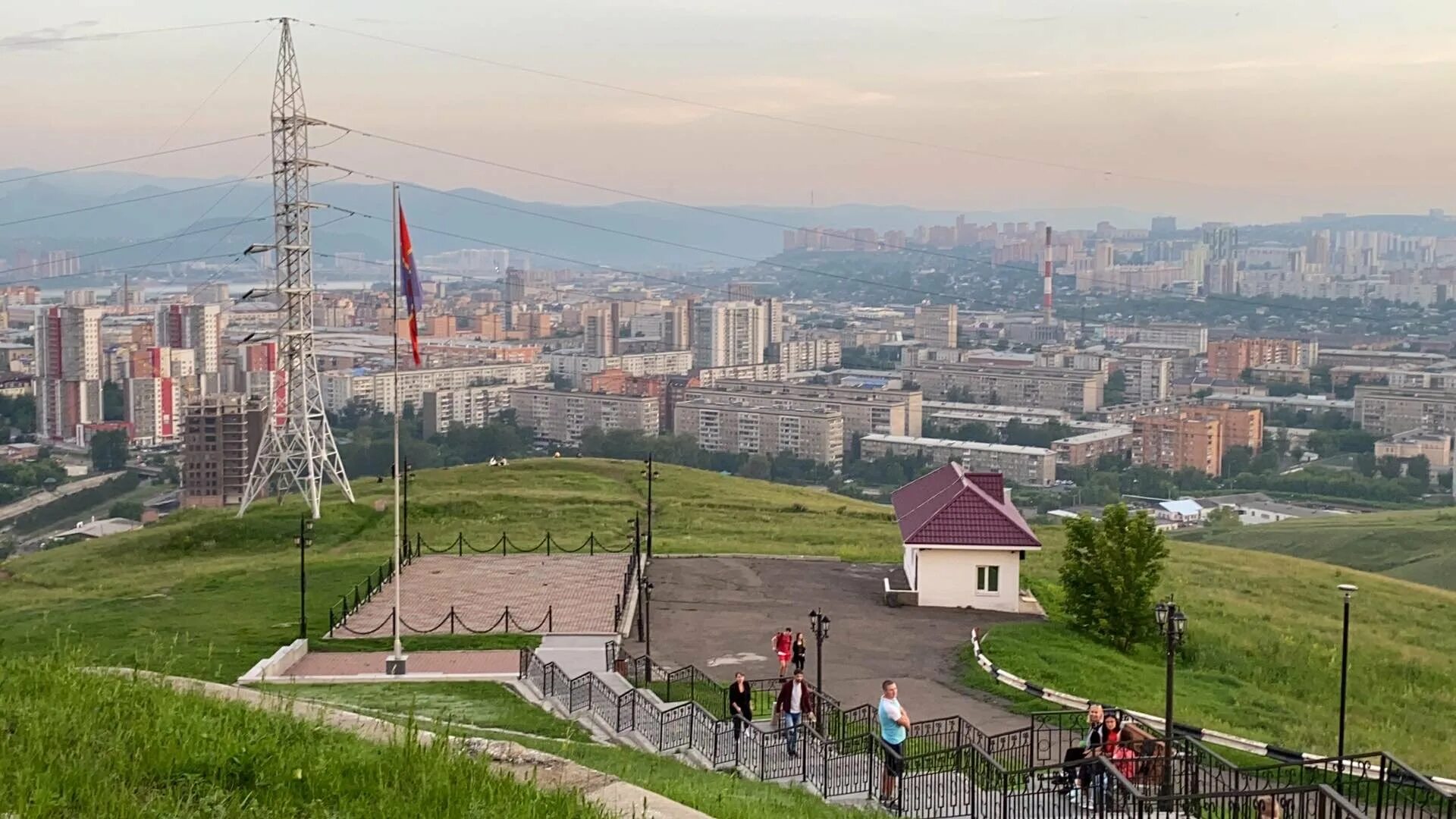 Ковид в красноярском. Караульная гора Красноярск. Смотровая площадка на караульной горе Красноярск. Часовня Параскевы пятницы Красноярск. Смотровая часовня Красноярск.