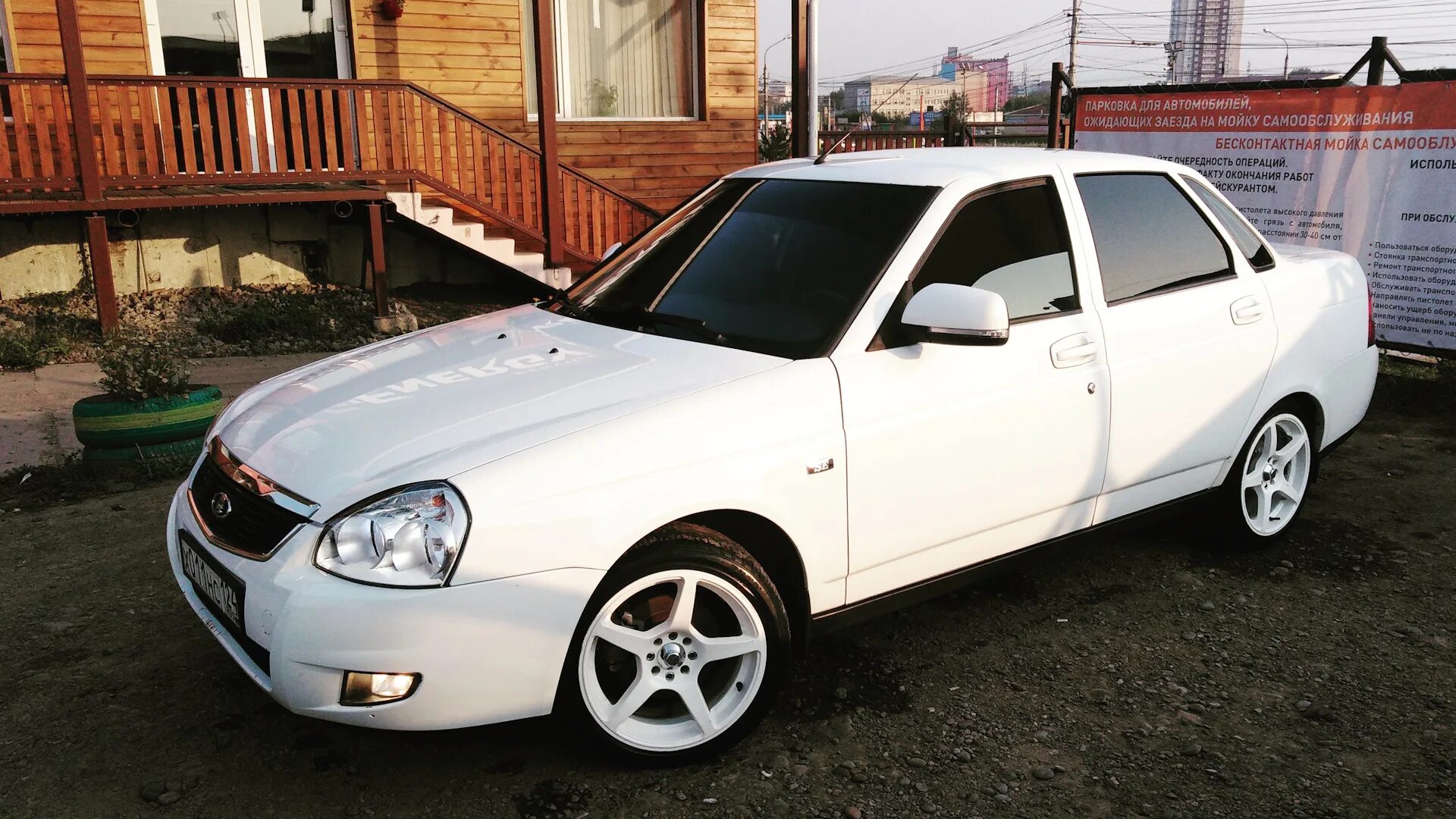 Слики r15 приора седан. Лада приора бели седан с 15 дисками. Слики р15 приора. Белая приора хэтчбек р15. Белые диски на приору.