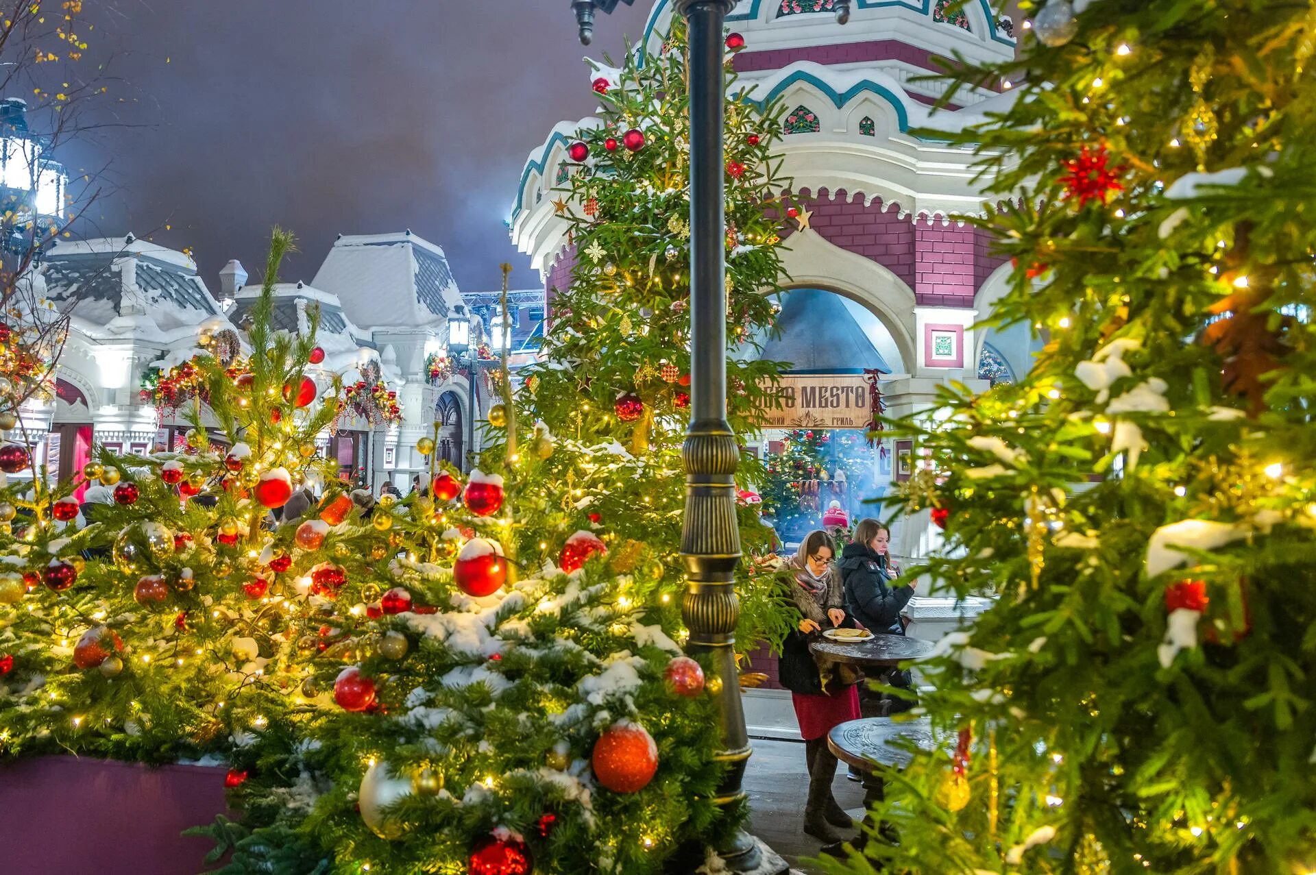 Новогодняя тематика. Новогодний фон с еловыми ветками. 31 декабря новый год. Фестиваль путешествие в рождество 2019. Поздравление с новым годом и рождеством.