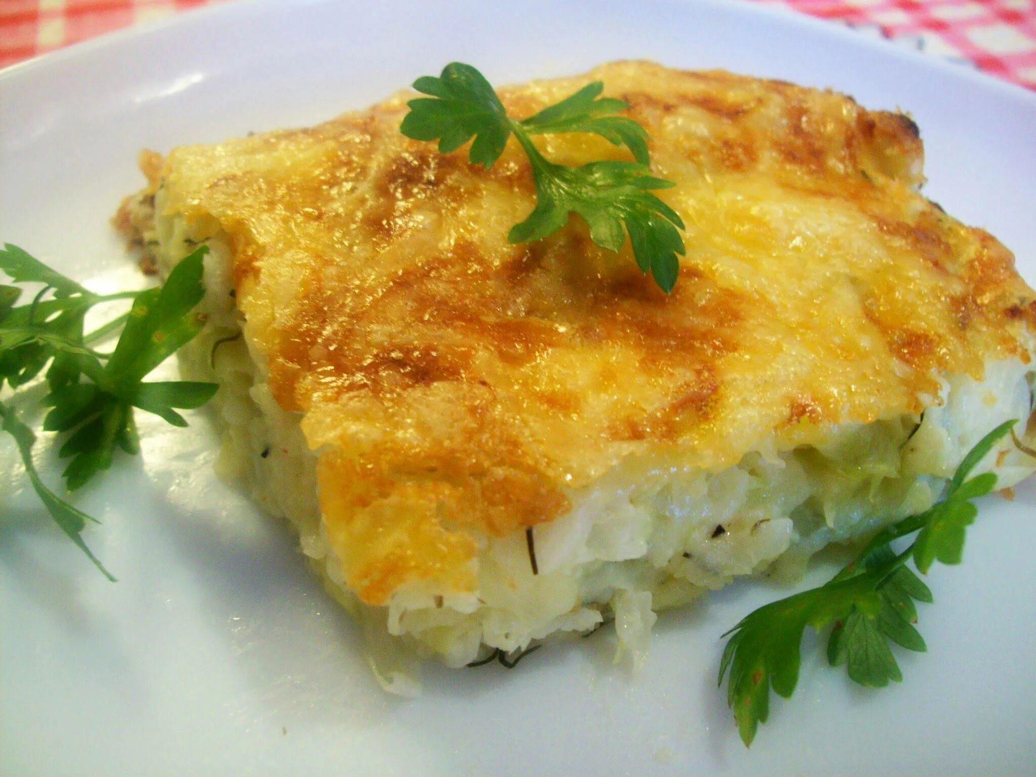 Капустная запеканка в духовке. Запеканка капустная с яйцом рецепт. Капустная шарлотка. Запеканка капустная с яйцом рецепт. Капустная запеканка в духовке с яйцом.