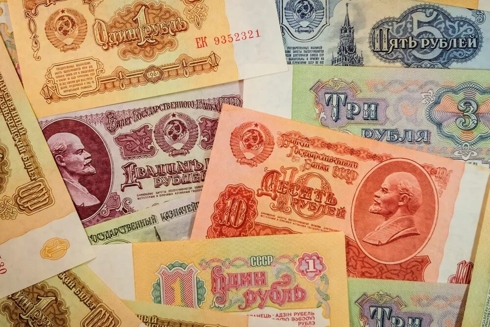 Рубли 80 х. Рубль в 80х годах. Иностранная валюта в СССР. Пачки советских денег. Советский рубль к доллару.