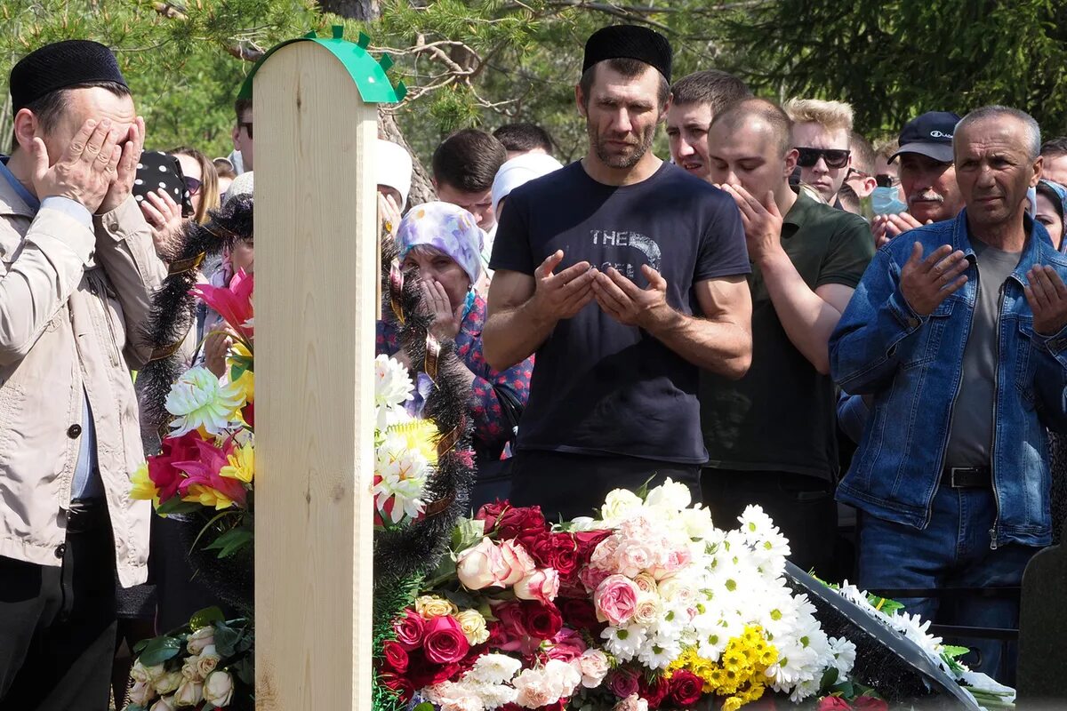 Поминки ребенка. Мать Ильназа Галявиева Казань. Могилы детей погибших в Казани. Семья Ильназа Галявиева.