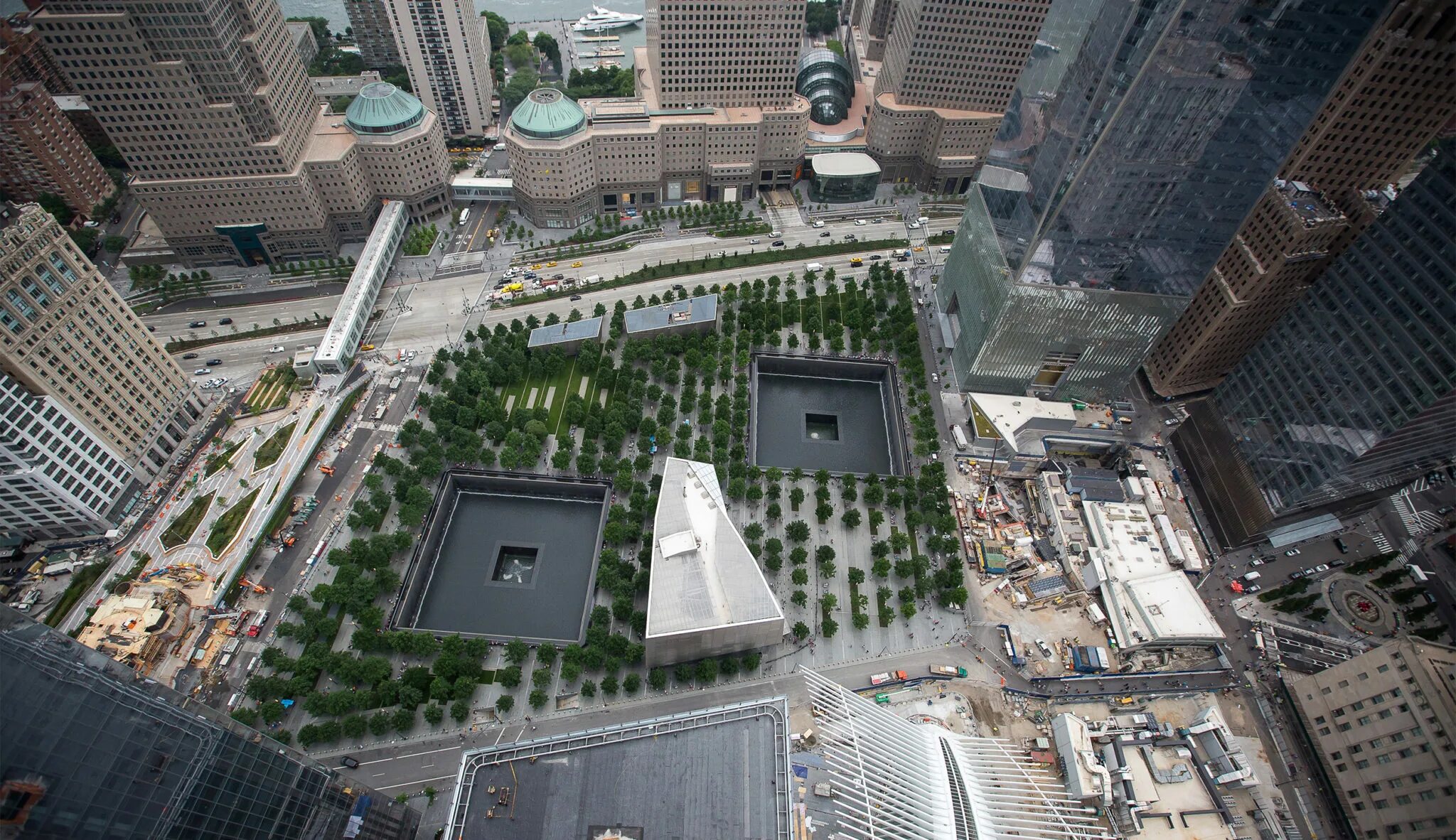 Мемориал Граунд Зеро в Нью-Йорке. Всемирный торговый центр в Нью-Йорке башни Близнецы сейчас. Мемориал ВТЦ В Нью-Йорке. ВТЦ Нью-Йорк башни Близнецы сейчас. Сверху девять