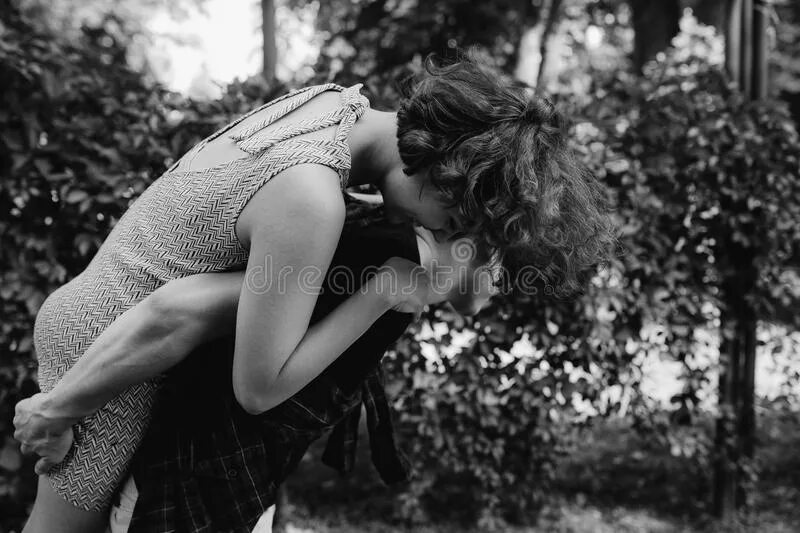 Тренд где парень уносит девушку. Сумасшедшие парочки. Тренд где парень уносит девушку. Влюбленные дурачатся. Парень и девушка.