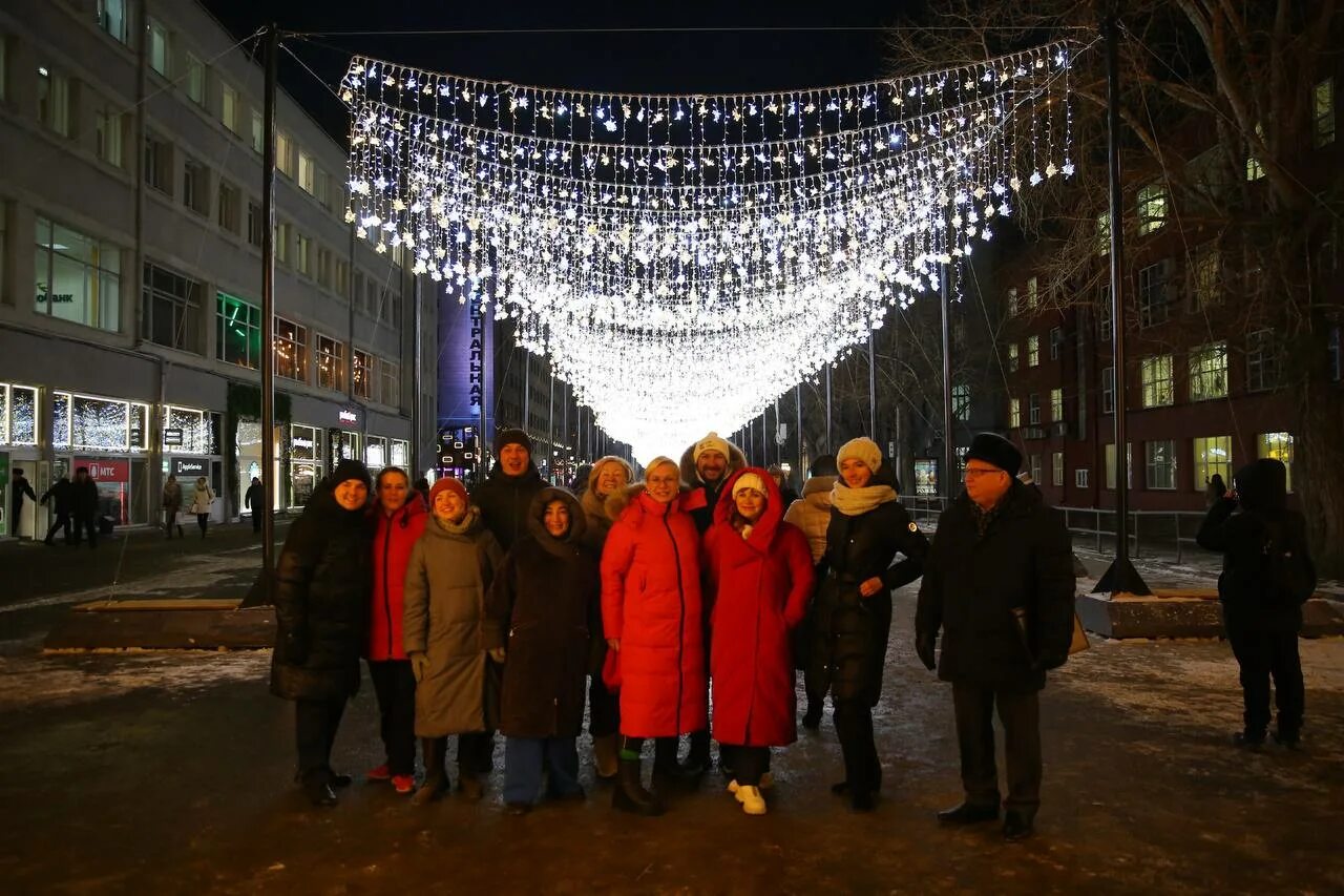 площадь ленина новосибирск 2024 украшение к новому. новогодние украшения. новогоднее оформление улиц. украшение улицы к новому году. новогодняя иллюминация.