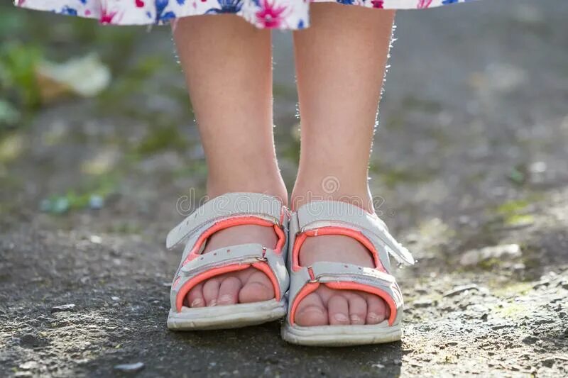 Worn sandals. Детские ноги в босоножках. Детские ноги в сандалях. Сандалики для малышей. Детские босоножки для девочек ноги.