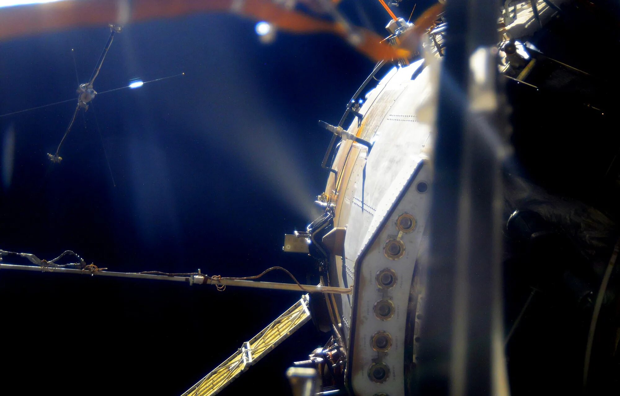 Двигатель на орбите. Прогресс модуль мкс. 2. Ид-500 ионный двигатель. Плазменный электрореактивный двигатель.