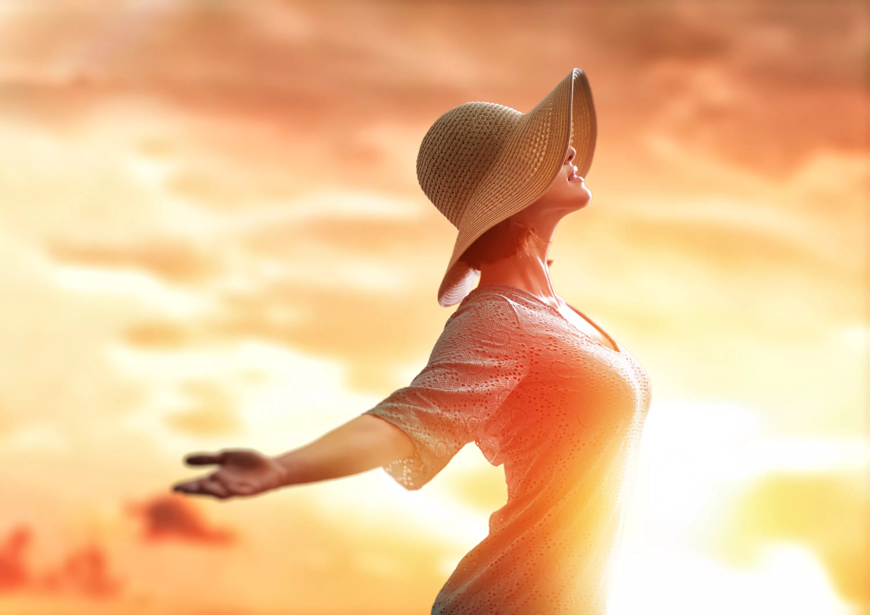 Девушка в шляпе на солнце. Девушка счастливая в шляпе. Девушка солнце. Девушка в лучах солнца. Sunshine woman