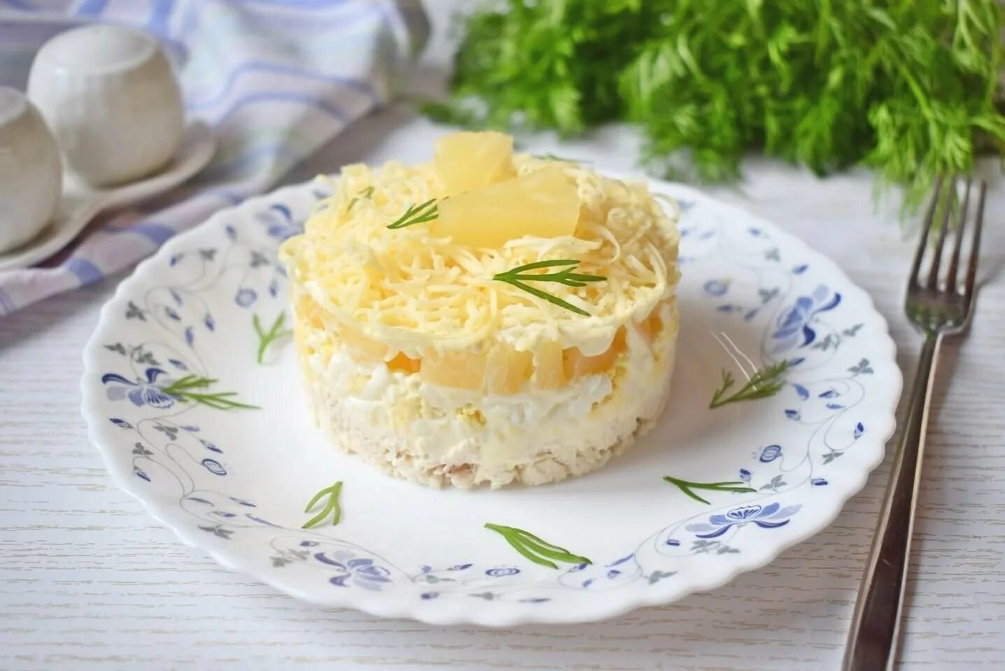 Какой салат сделать с курицей. Слоёный салат с курицей и ананасами и сыром. Салат из курицы с ананасами и сыром. Салат с ананасом и курицей и сыром. Салат Гавайский курицей ананасами.