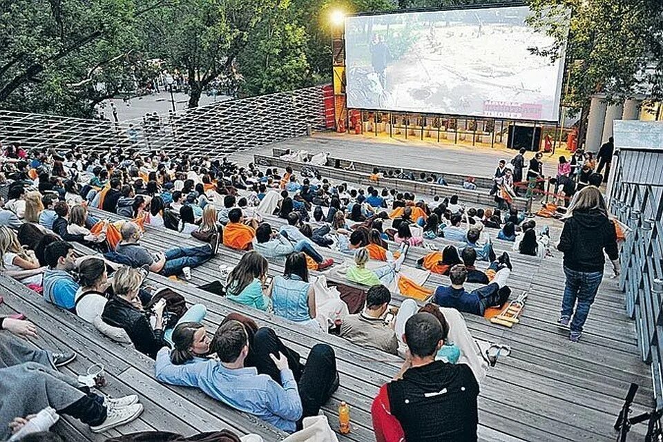 Кинотеатр под открытым небом горького. Летний кинотеатр Пионер в парке Горького. Летний кинотеатр в парке Горького в Москве. Парк Горького Москва кинотеатр под открытым небом. Летний кинотеатр парке Горького под открытым небом.