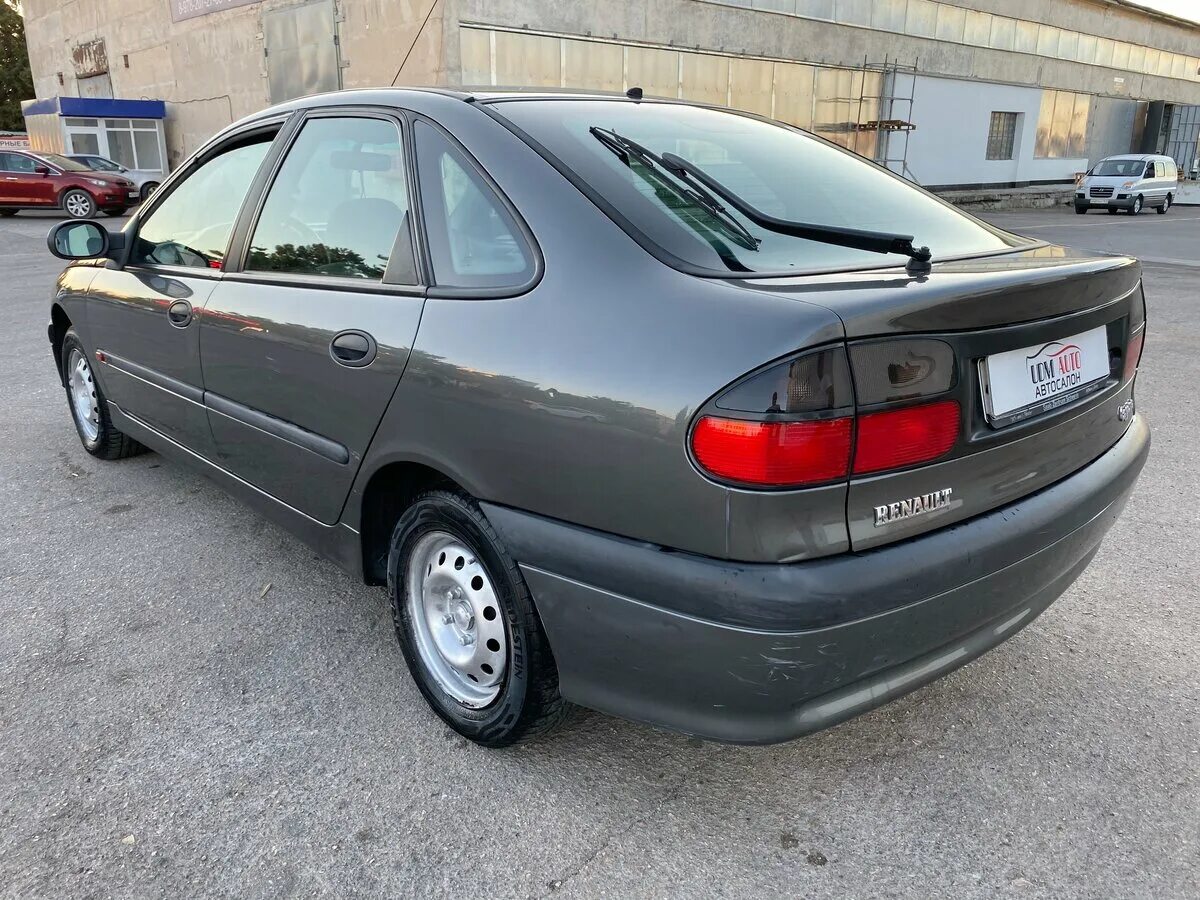 8. 8. 8 бензин. голубая рено лагуна 1. Renault laguna 1999.