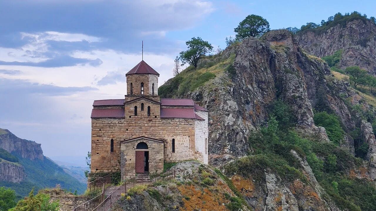 Достопримечательности черкесской республики. Шоанинский храм КЧР. Шаонинский храм Карачаевск. Достопримечательности КЧР Сентинский храм. Храм 10 века в Карачаево Черкесской Республике.