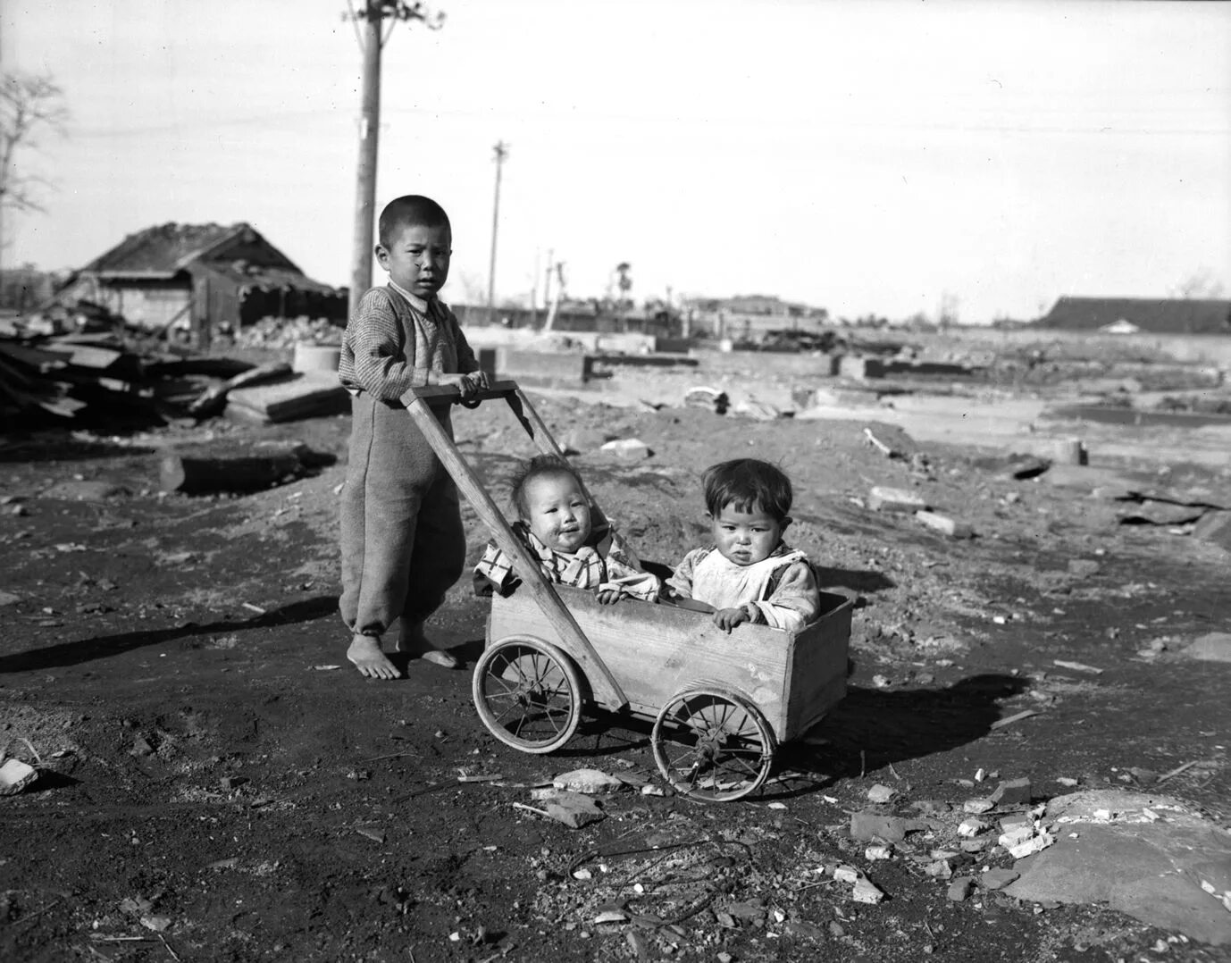 Япония 1945 хиросима и нагасаки. Нагасаки люди. Япония 1945 хиросима и нагасаки. Бомбардировка хиросимы и нагасаки 1945. Нагасаки люди.