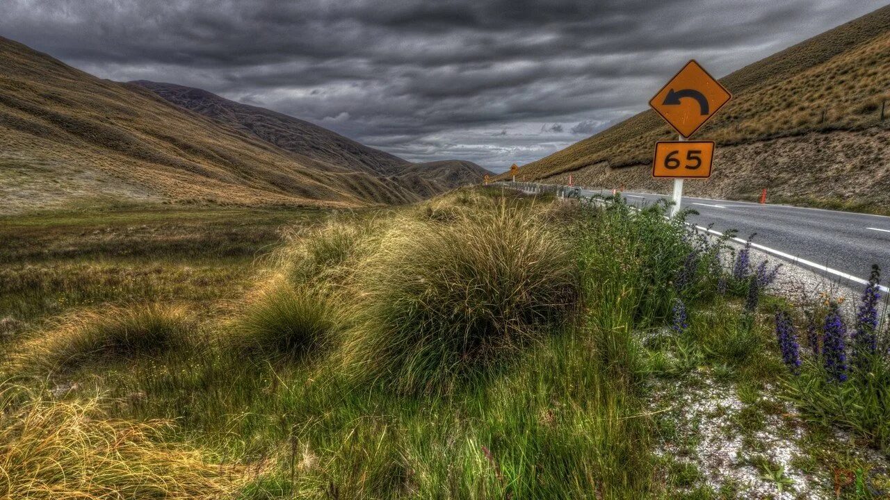 Между холмами. Горная каменистая тропа. Горная дорога природа. Долина незина широка я лошбюинв. Плато кахамаркилья.