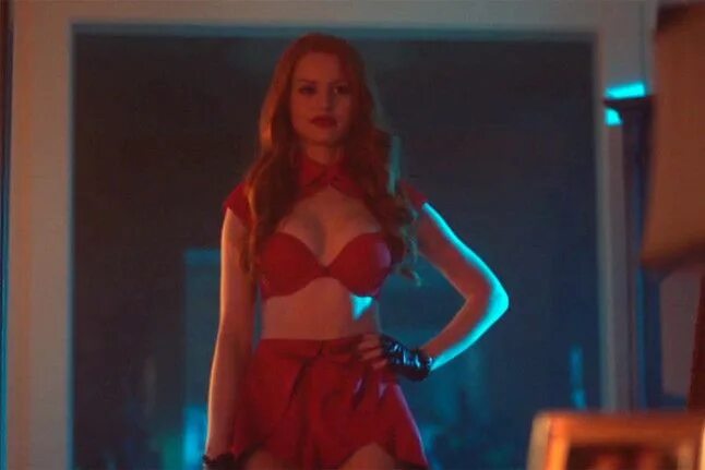 Cheryl S показывает стриптиз возле красного кресла