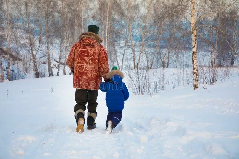 Ходить по рыхлому снегу. Фотосессия отца и сына зимой в лесу. зимняя прогулка отец и сын. мама идет с сыном зима. отец и сын идут по снегу.
