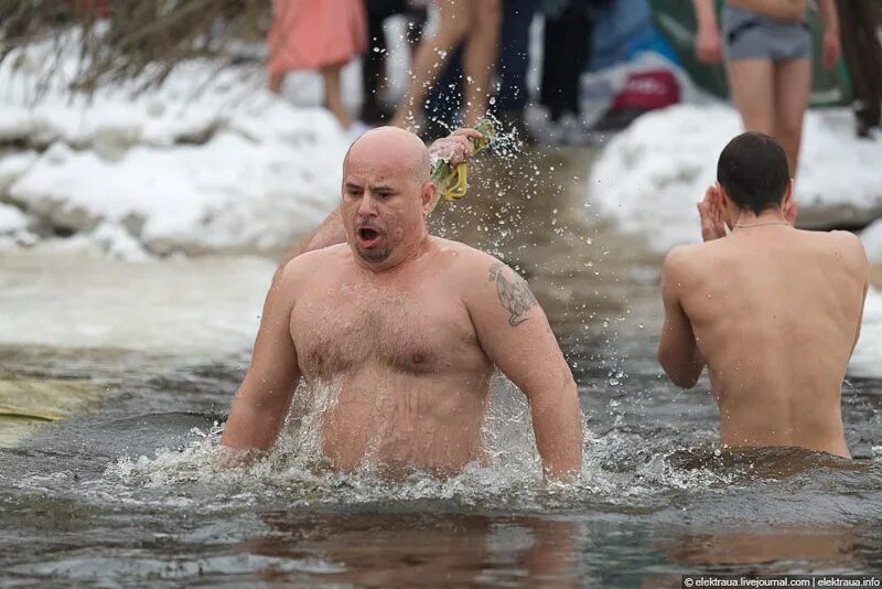 девушки в купели. звезды в проруби. крещенские купания лтз липецк. купель в пушкине на крещение. пушкин колонистский пруд 2022.