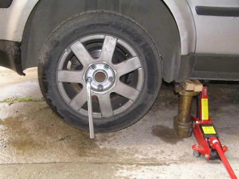 Подъемник за колесо. Машины с поднимающимися колесами. Приспособление для вытаскивания машины из грязи. Домкрат нива 2121 штатный. Поднять колесо.