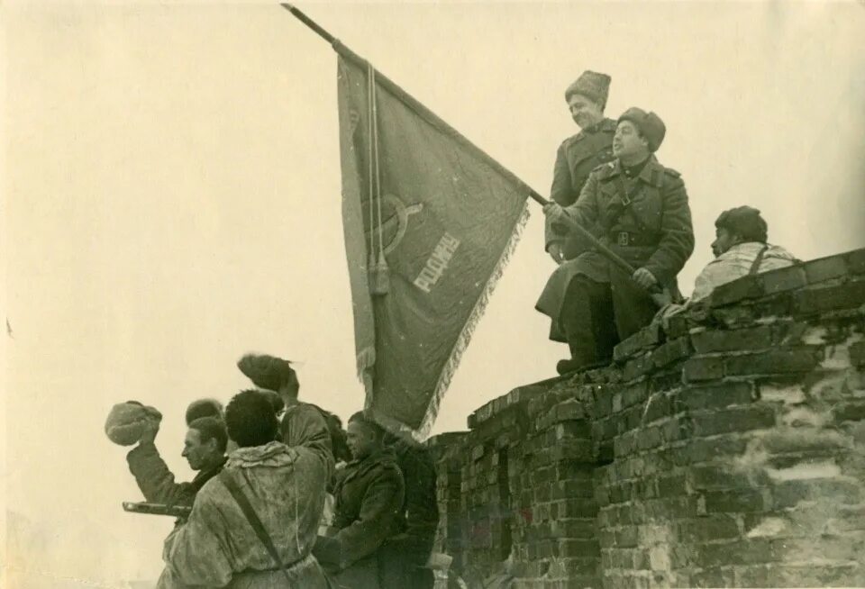 Кто поднял знамя над новгородом 20 января. Освобожденный Новгород 1944. Освобождение Великого Новгорода 20 января. Освобождение Великого Новгорода от немецко-фашистских. Январь 1944 освобождение Новгорода.