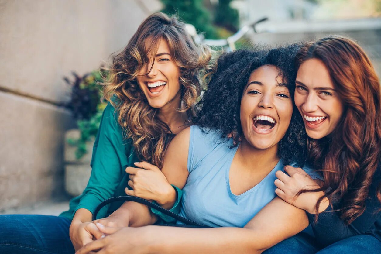 Жизнь с тремя подружками. Девушка смеется. Подруги смеются. Счастливая женщина. Женщины подруги.