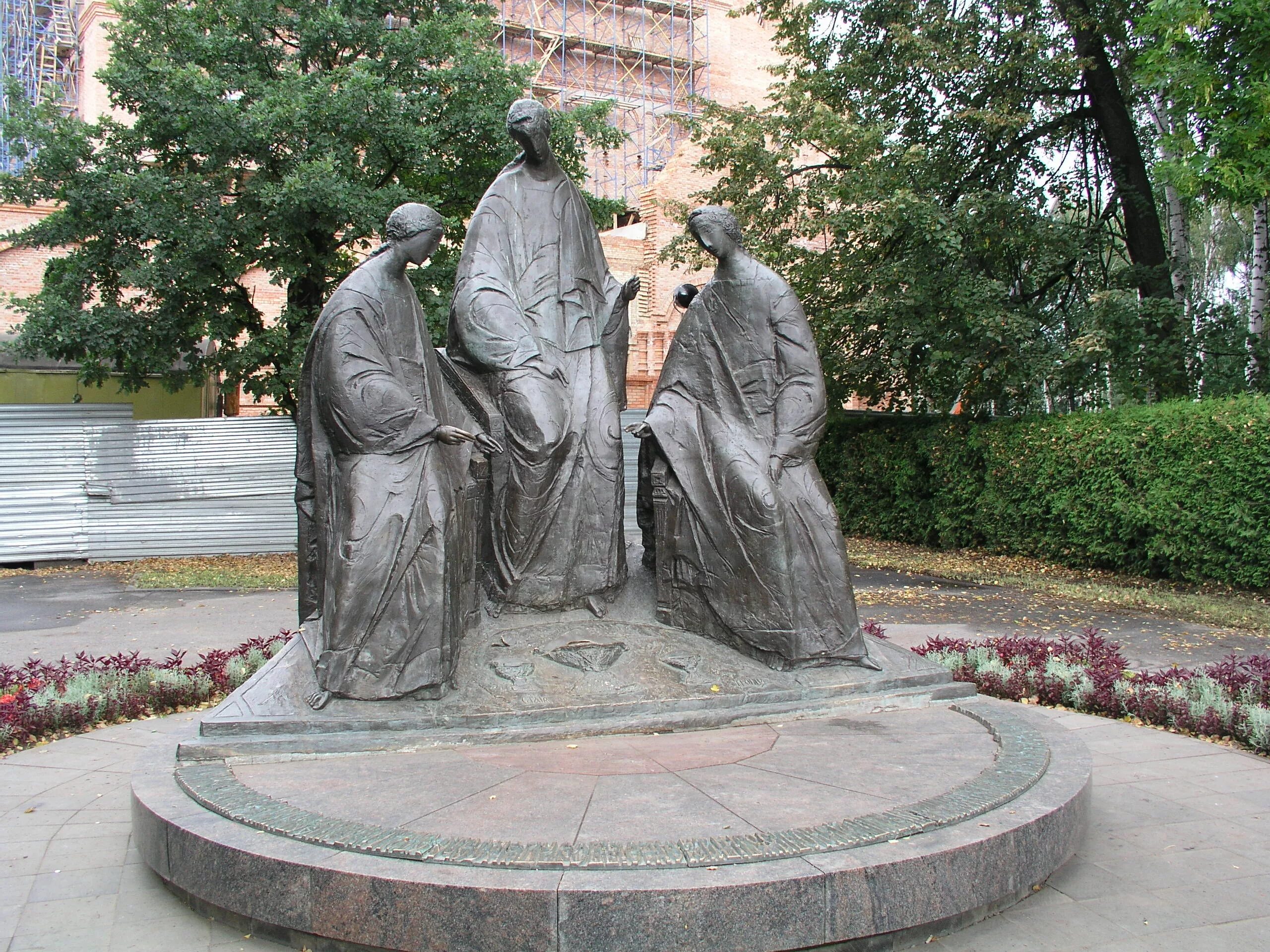 Памятники разных. Памятник Святой Троице. Скульптура Троица в Ярославле. Памятник Святой Троице в Ярославле. Троица (скульптурная композиция в Ярославле).