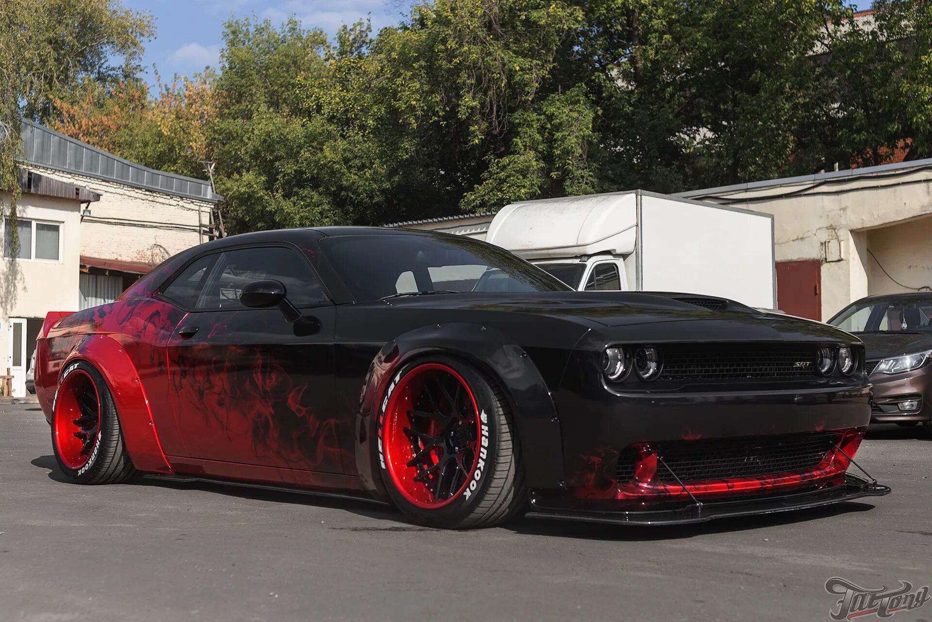 Dodge tuning. Dodge Challenger тюнингованный. Hellcat dodge Challenger тюнингованный. Додж Челленджер тюнингованный. Додж Челленджер обвес Хелкат.