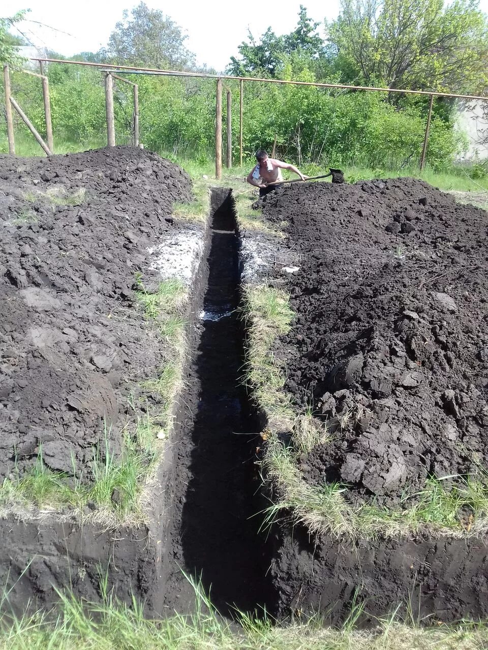 Бригада копателей траншей вручную. Копка траншеи вручную. Траншея. Копать траншею. Копать траншею.