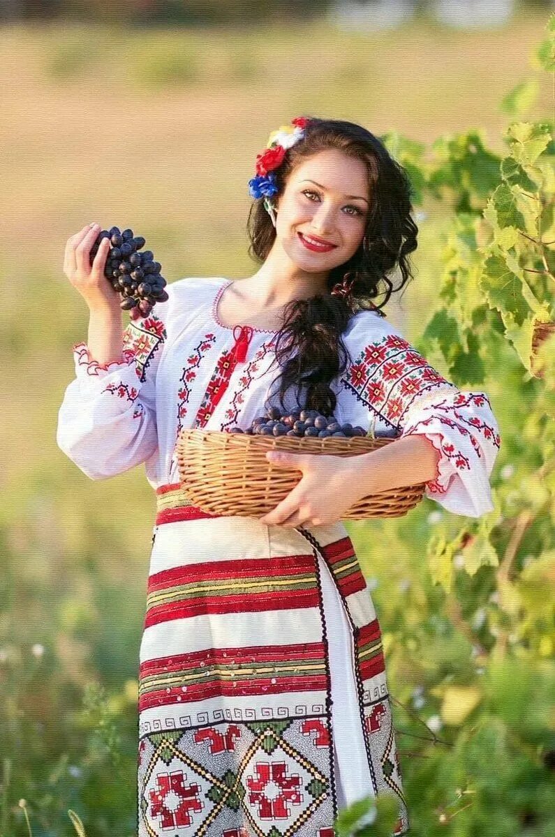 Молдаван женщина. Молдаванка в национальном костюме. Молдавский национальный костюм. Национальный костюм Молдован. Костюм Молдаванки.
