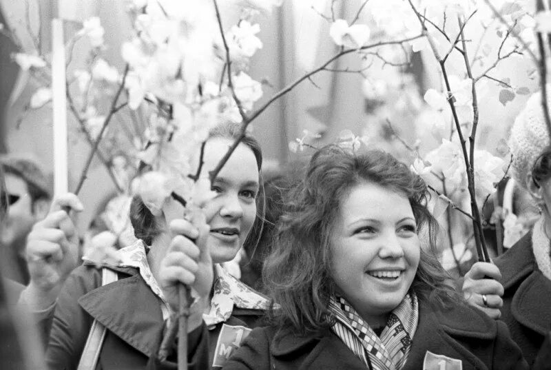 1 мая 70. Первомайская демонстрация в СССР. Советские люди. Счастливые советские люди. Демонстрация 1 мая в СССР.