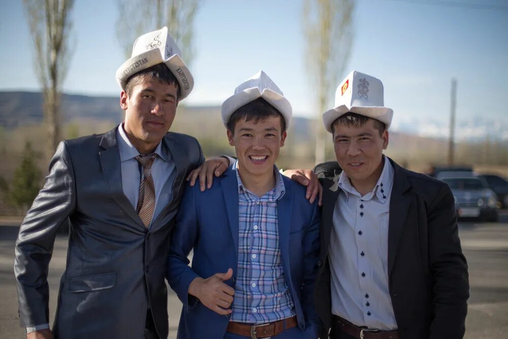 В кыргызстане 9 мужчин. Киргизы. Киргизы современные. Киргизы люди. Типичный кыргыз.
