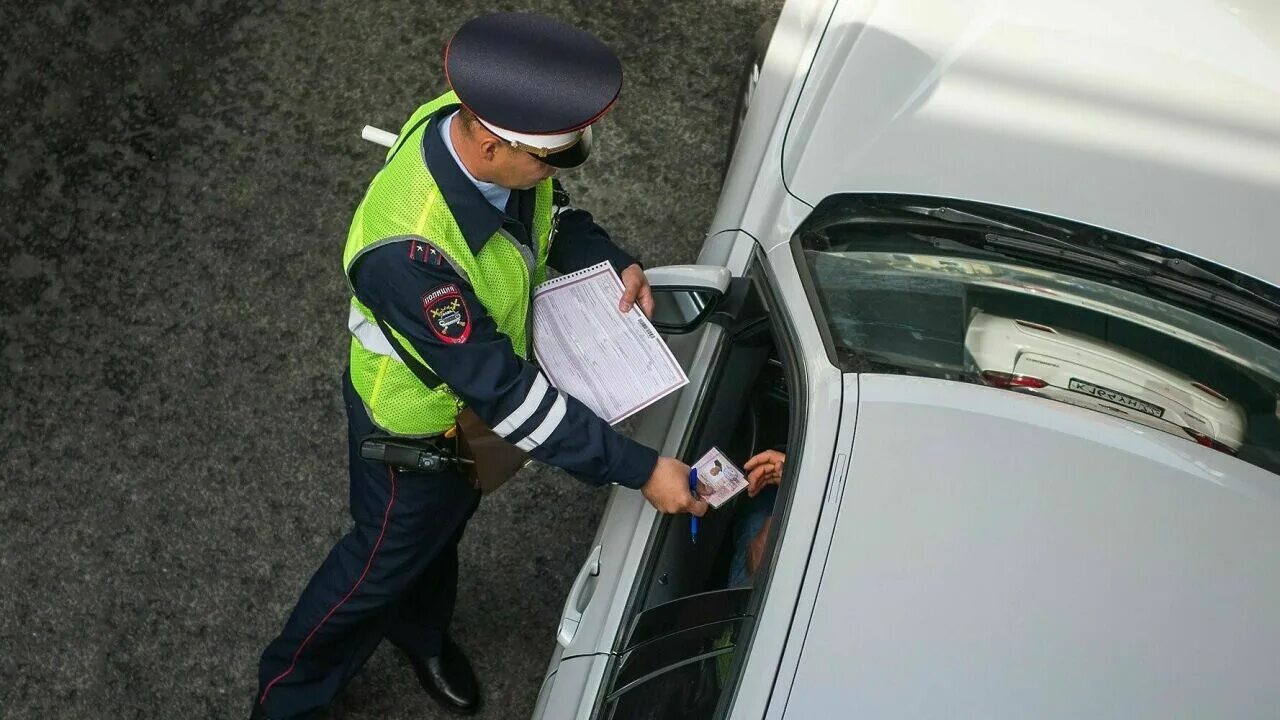 Проверка водитель и транспортных средств. Нарушение пдд. Проверка водитель и транспортных средств. Инспектор дпс. Инспектор гаи остановил машину.