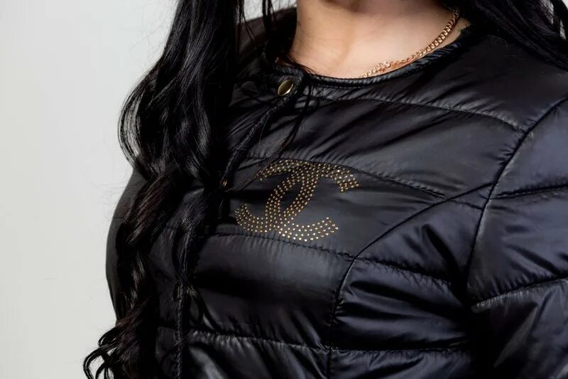 черная куртка со стразами. пуховик со стразами женский. куртка со стразами женская. пуховик с кружевом. пуховик со стразами.