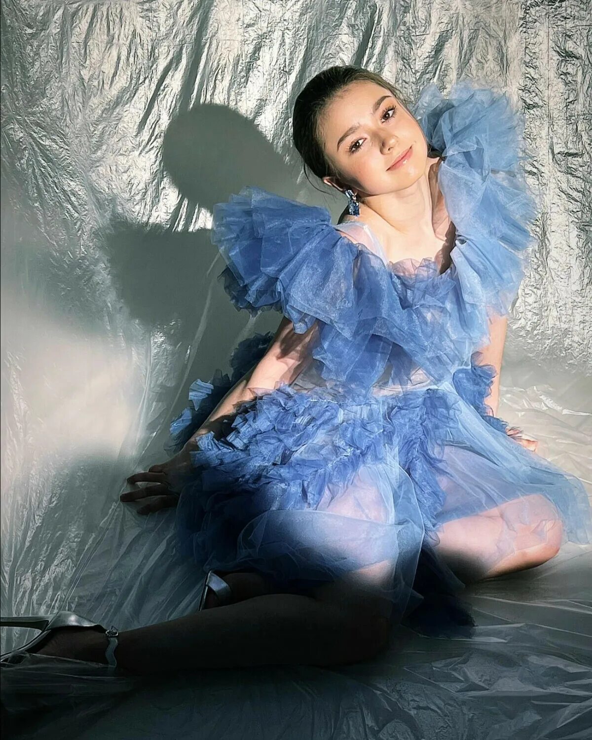 Камила валиева фото. Валиева Камилла. Валиева фотосессия. Камила Валиева фотосессия. Кмиоа Валеева в голубом платье.