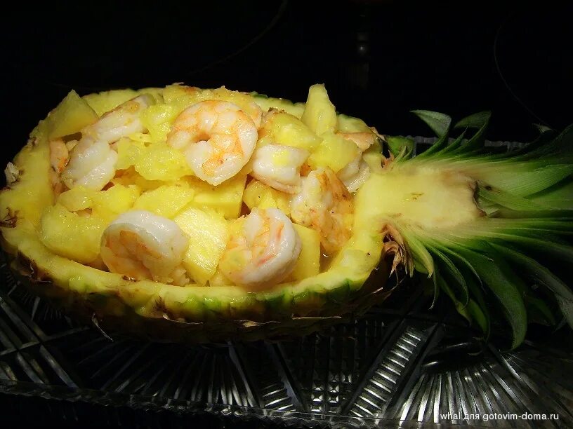 Рис в ананасе по-тайски с креветками. Фаршированный ананас запеченный. Морепродукты в ананасе. Креветки в ананасе со сливками в духовке. Рис в ананасе.
