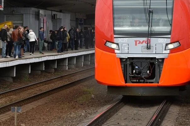Женщину зажало поездом