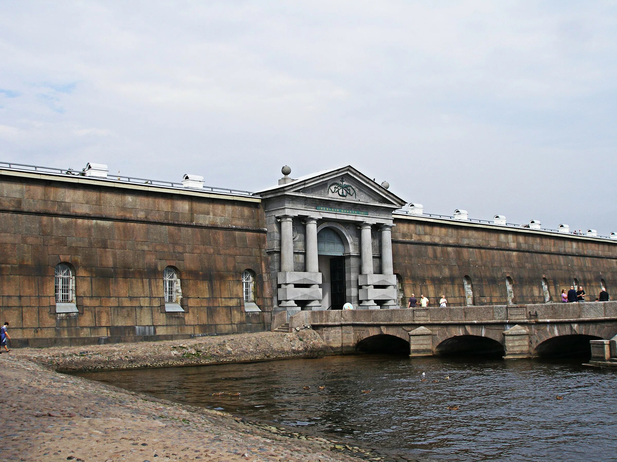 Комендантская крепость. Невские ворота Петропавловской крепости. Комендантская Пристань и Невские ворота. Невские ворота Львов. Невские ворота Петропавловской крепости Архитектор Львов.