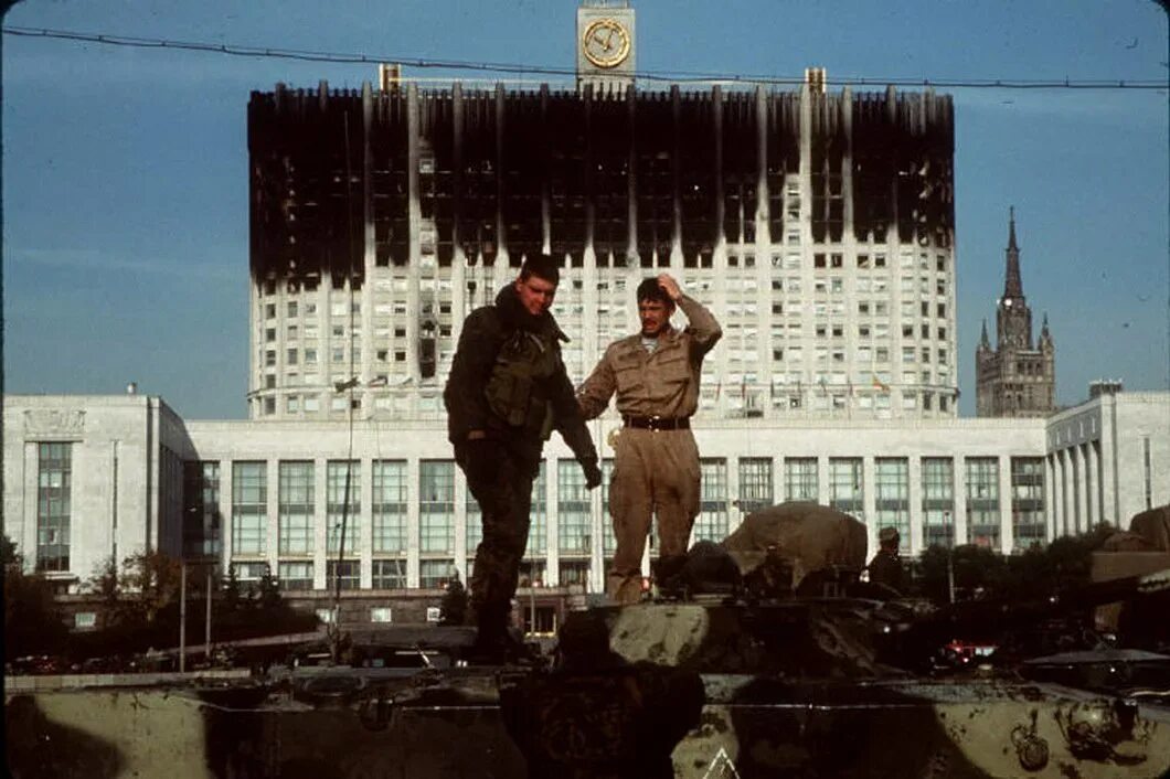 В 1993 россия становится. Путч 1993 белый дом. Октябрьский путч 1993. Ельцин белый дом 1993. Дом правительства 1993 расстрел белого.