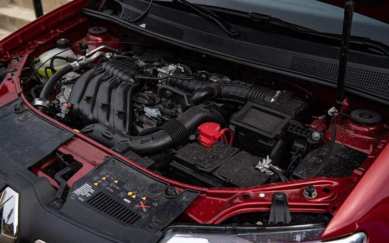 Dacia sandero 1. Сандеро 16 клапанов. Моторный отсек рено логан 1. Сандеро степвей 2 под капотом. Двигатели сандеро 2019.